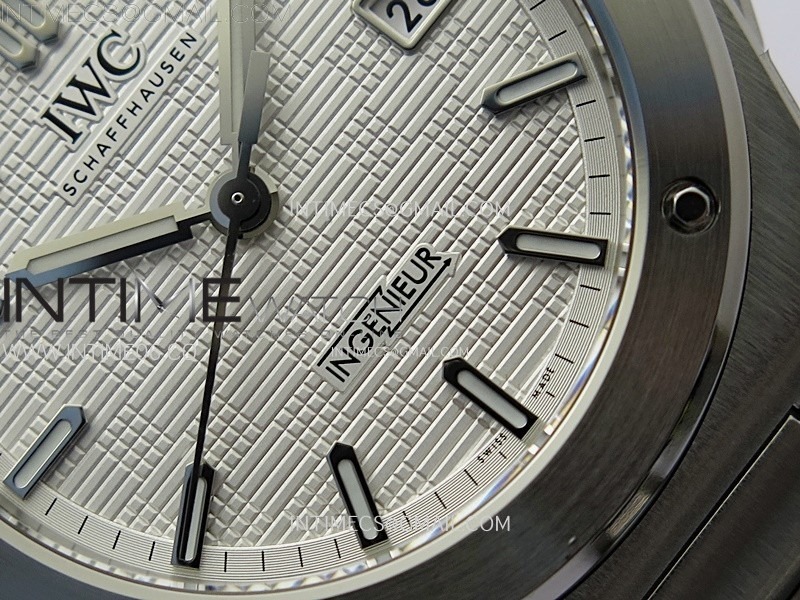 ingenieur-iw328902-ss-v7f-1-1-best-edition-silver-dial-on-ss-bracelet-a2892 (5).jpg
