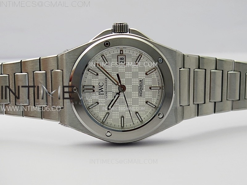 ingenieur-iw328902-ss-v7f-1-1-best-edition-silver-dial-on-ss-bracelet-a2892 (2).jpg